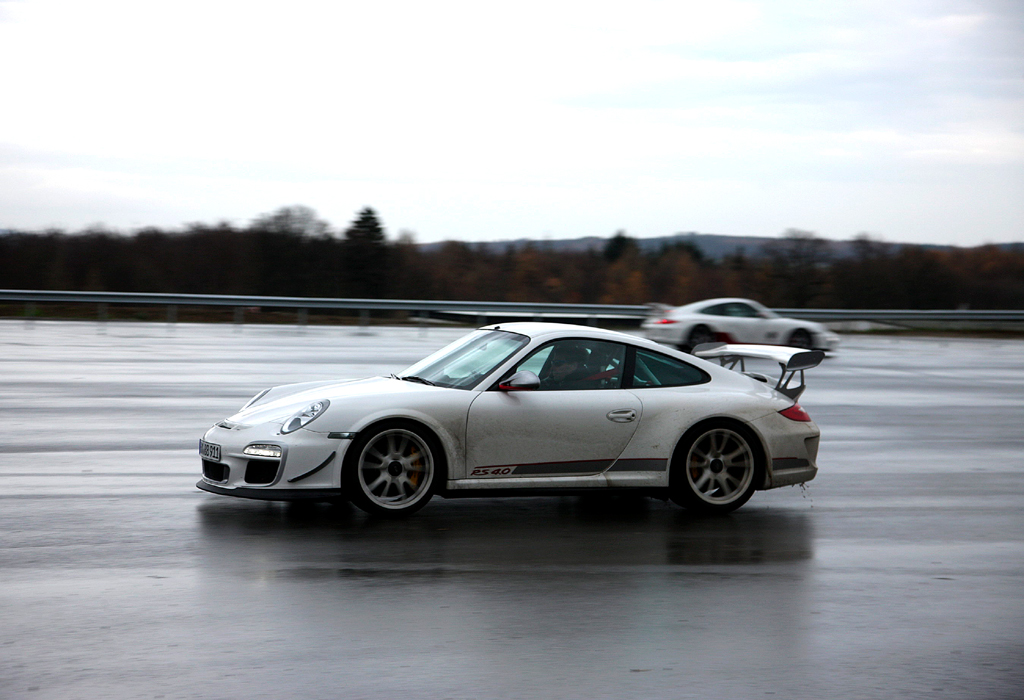 Dynamikfläche: Zwei Porsche-911-Fahrer testen ihre Autos. 