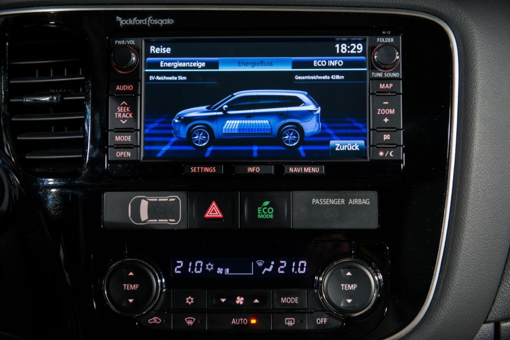 Ein Benziner (89 kW/121 PS) und zwei Elektromotoren mit je 60 kW/82 PS treiben den Outlander an