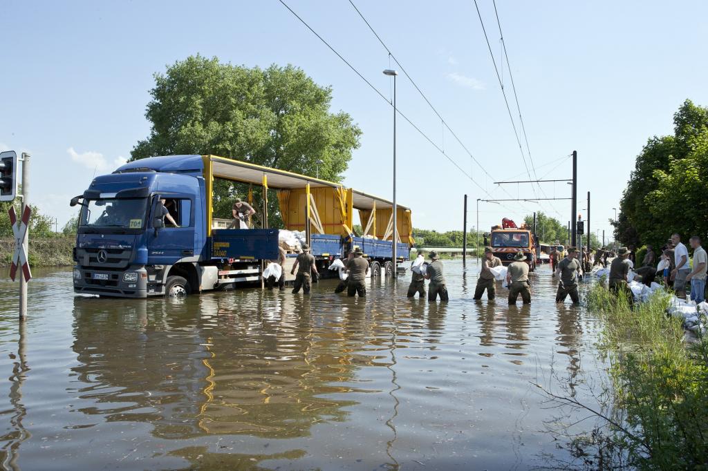Ein wagemutiger Spediteur fuhr mit seinem Fernverkehr-Sattelzug durch den steigenden Wasserstrom zu den Soldaten