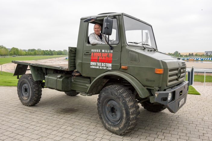 Fahren wie von Geisterhand – Wieso Bruce Willis in »Stirb Langsam 5« lieber Andere fahren lässt