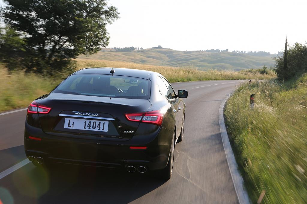 Fahrwerk und Lenkung sind leistungsgerecht hart ausgelegt