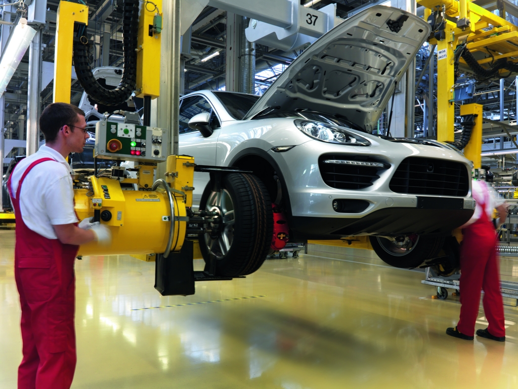 Hochwasser legt Cayenne-Produktion in Leipziger Porsche Werk lahm