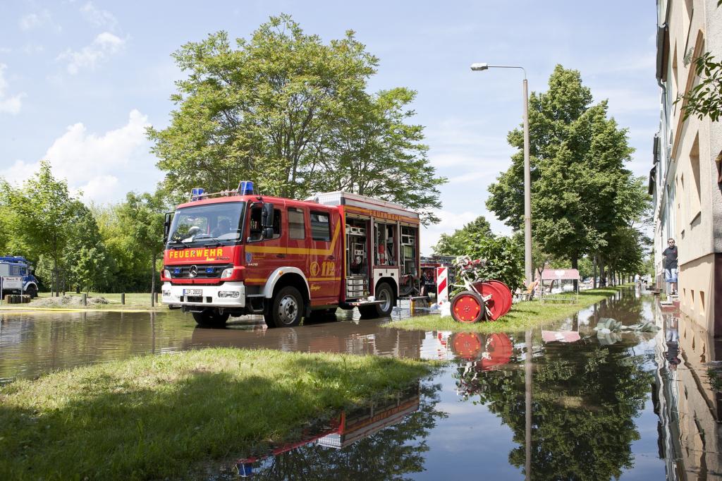 In erster Linie kam der Fuhrpark der Katastrophenhelfer zum Abpumpen und zum Sandsack-Transport zum Einsatz