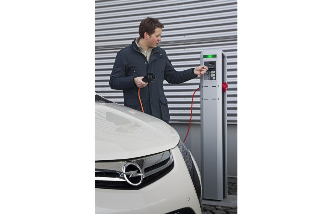 Innerhalb von vier Stunden ist die Batterie des Ampera nach Herstellerangaben an der Steckdose wieder aufgeladen