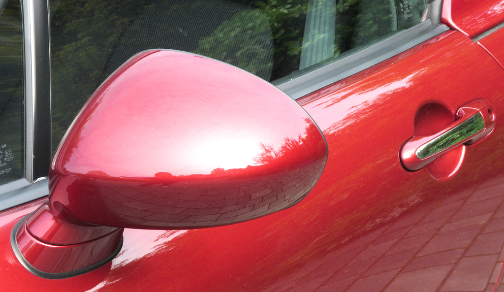 Mazda MX-5: Blick auf den Außenspiegel auf der Fahrerseite. 