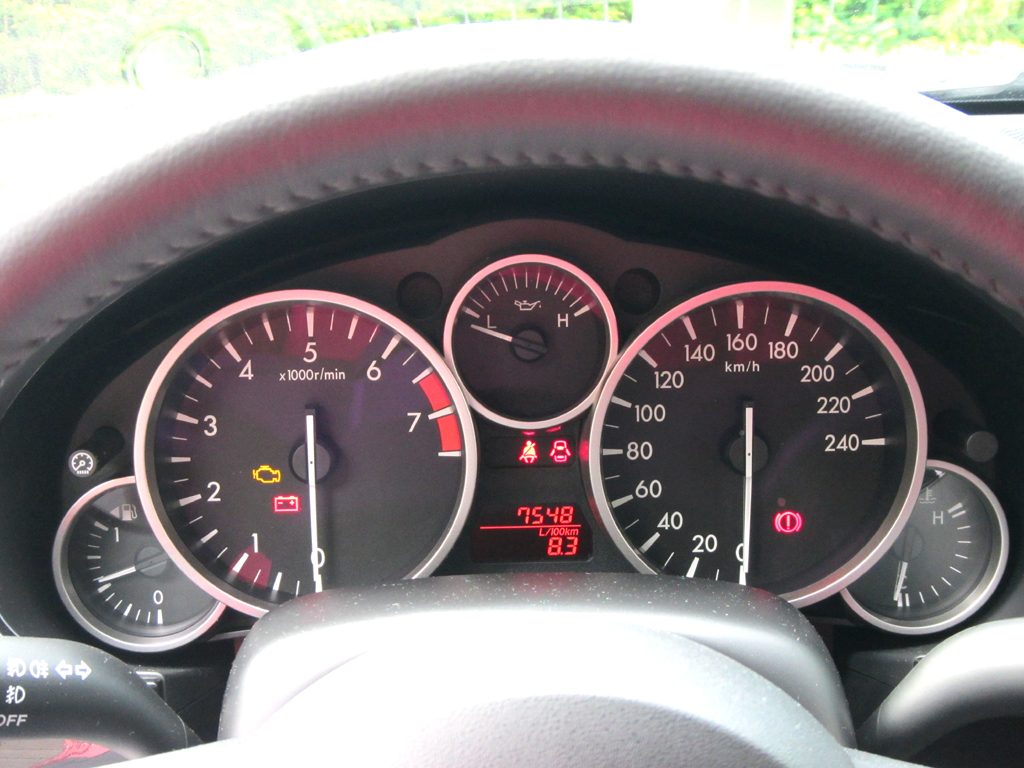 Mazda MX-5: Blick durch den Lenkradkranz auf die Rundinstrumentierung. 