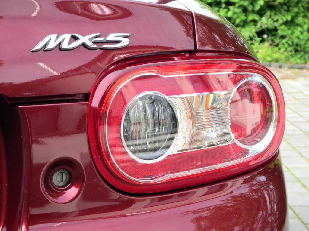 Mazda MX-5: Leuchteinheit hinten mit Modellschriftzug. 