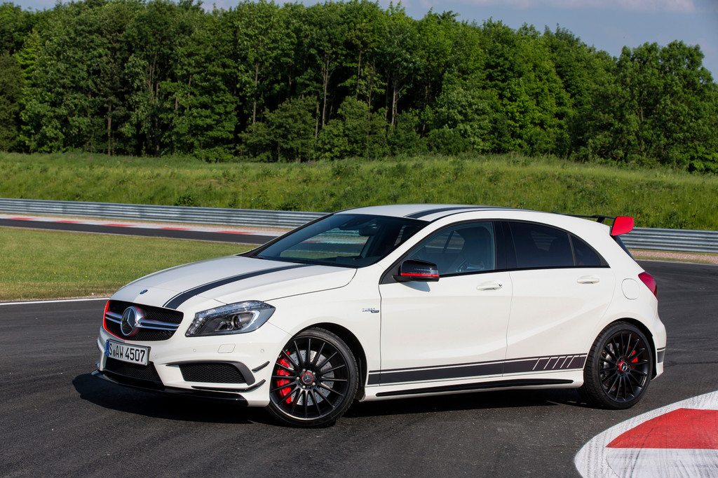 Mercedes-Benz A 45 AMG rollt auf Dunlop