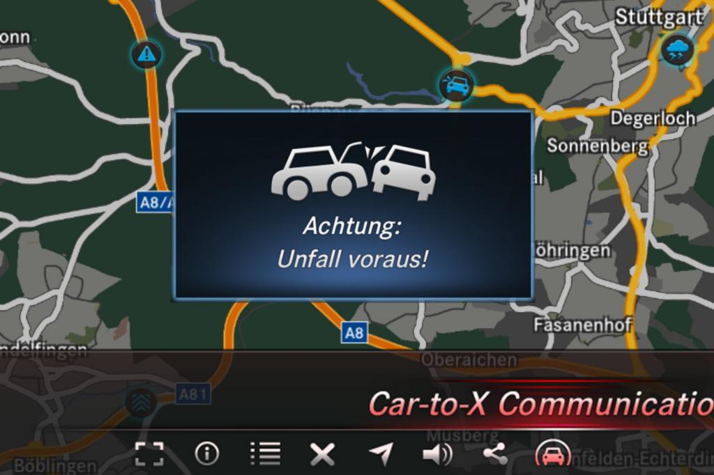 Mercedes-Pkw warnen andere Autos vor Unfallstellen