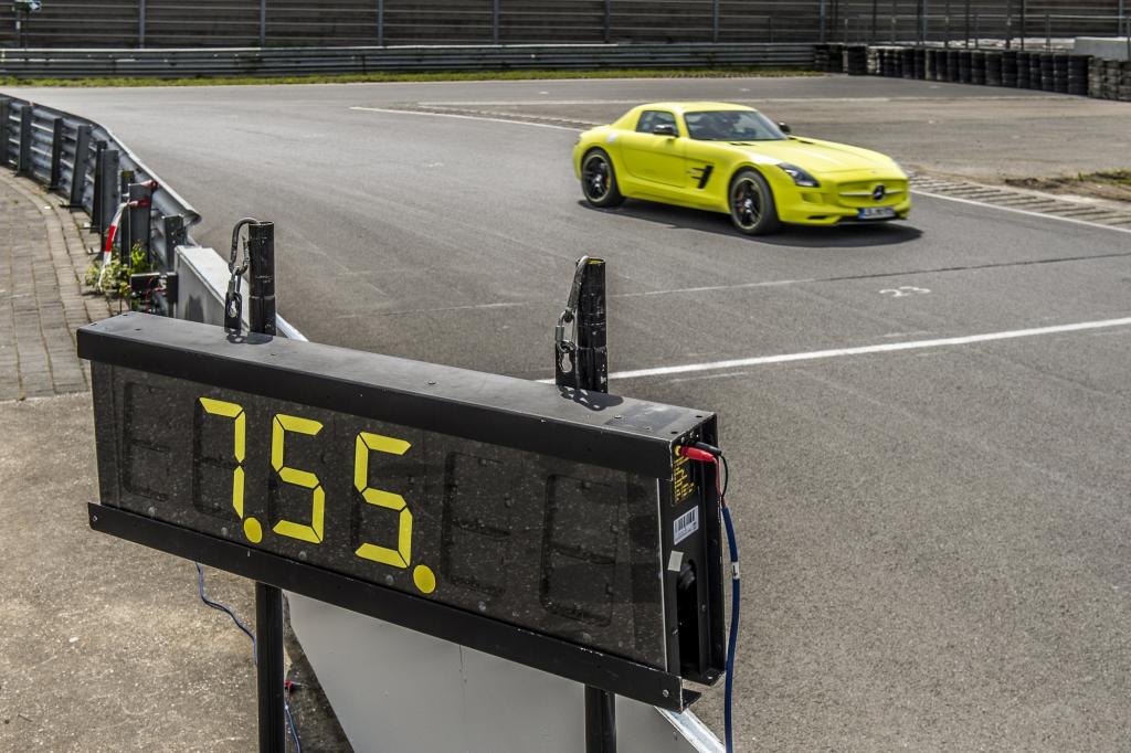 Mit einer Rekordzeit von 7:56,234 Minuten absolvierte der Supersportler die Rennstrecke