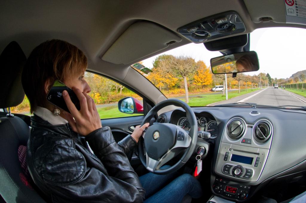 Multitasking am Steuer - Junge Frauen besonders abgelenkt