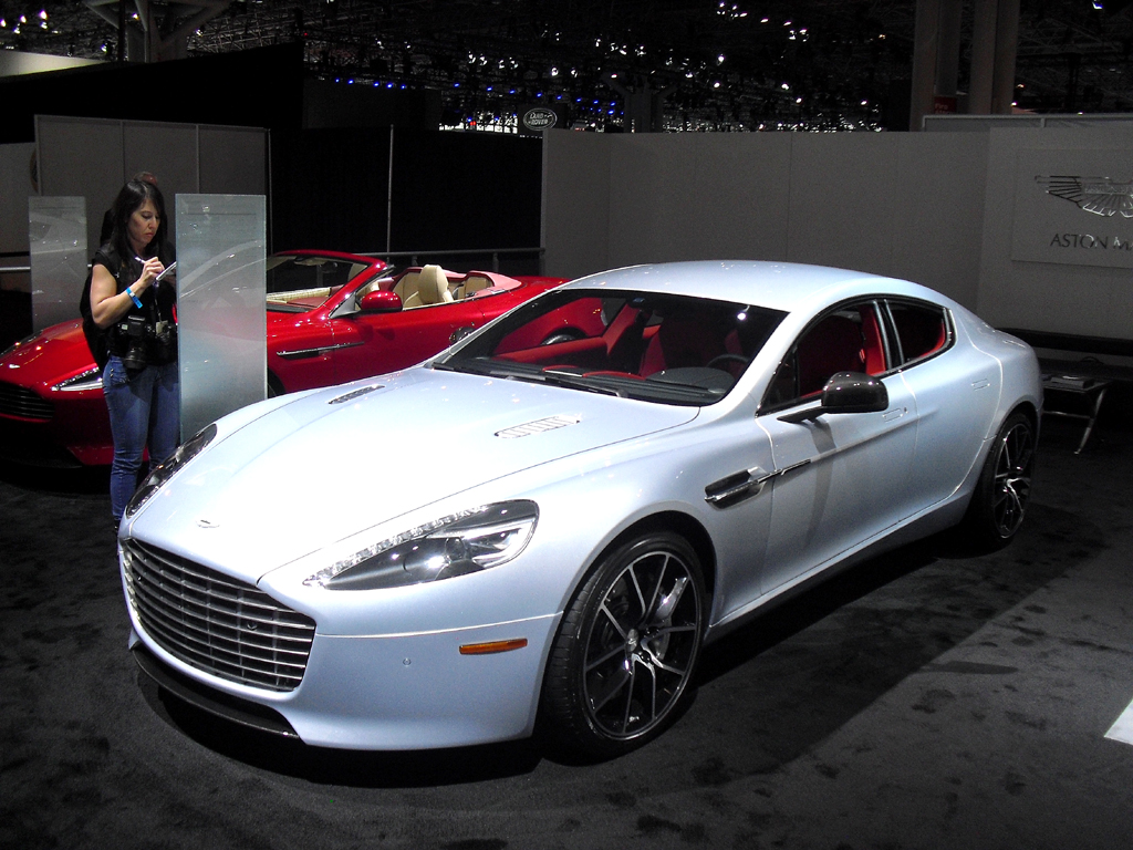 Natürlich dürfen Nobelkarossen wie hier von Aston Martin, ... 