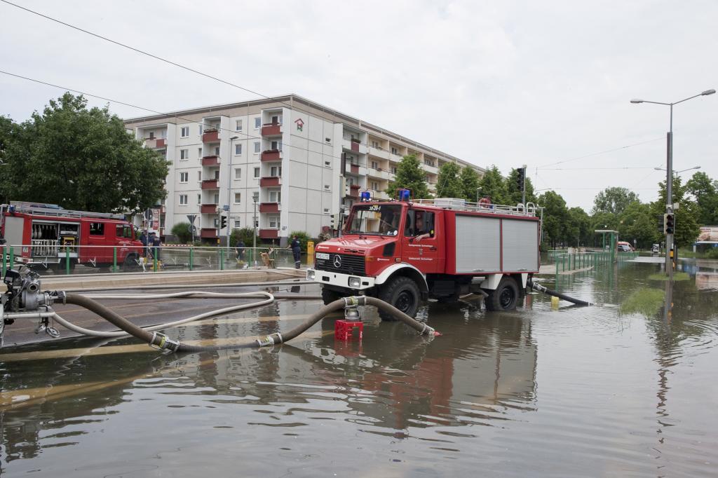 Neben vielen Lkw war auch der Unimot im Kampf gegen die Fluten dabei, wie hier in Magdeburg-Cracau