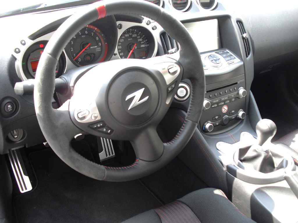 Nissan 370Z Nismo: Blick ins sportliche Cockpit. 