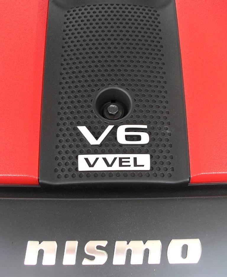 Nissan 370Z Nismo: Blick unter die Haube auf den 3,7-Liter-Sechszylinder mit 253/344 kW/PS. 