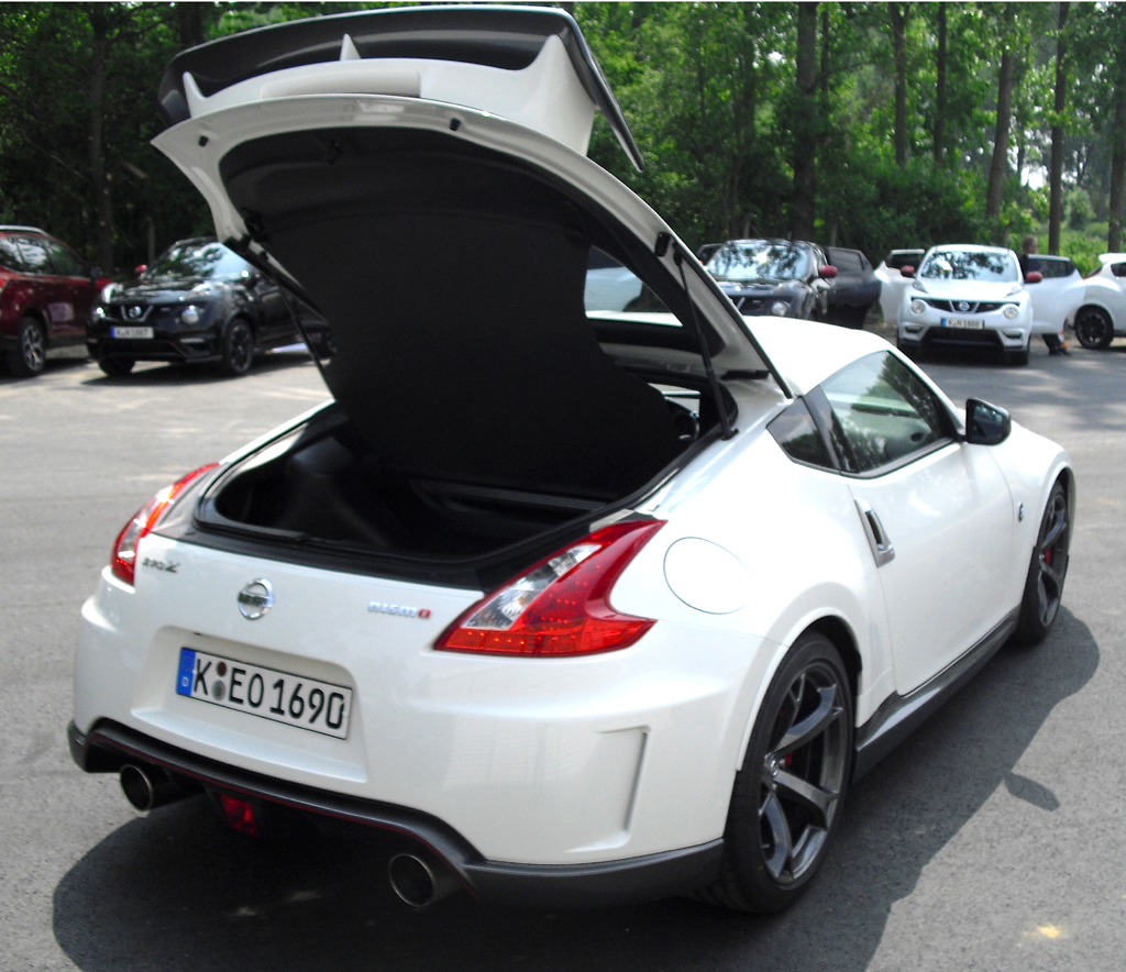 Nissan 370Z Nismo: Ins Gepäckabteil des Zweisitzers passen immerhin noch 235 Liter hinein. 