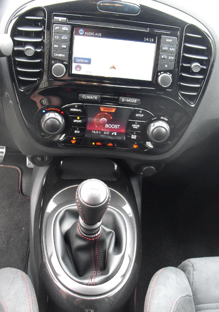 Nissan Juke Nismo: Blick auf den mittleren Armaturenträger. 