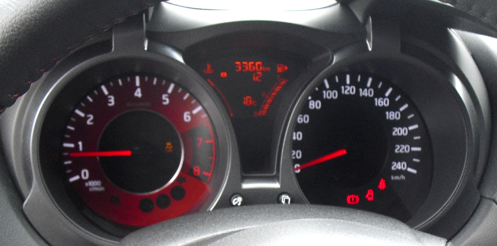 Nissan Juke Nismo: Blick durch den Lenkradkranz auf die Rundinstrumentierung. 