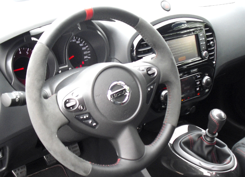 Nissan Juke Nismo: Blick ins Cockpit. 