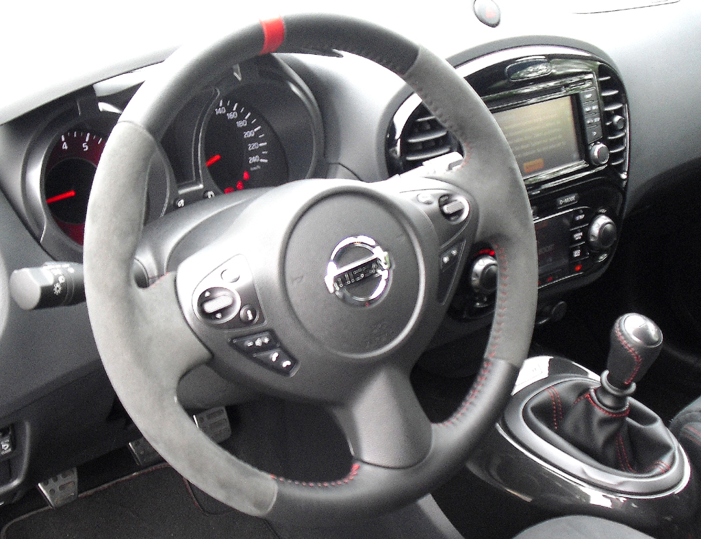 Nissan Juke Nismo: Blick ins sportliche Cockpit. 