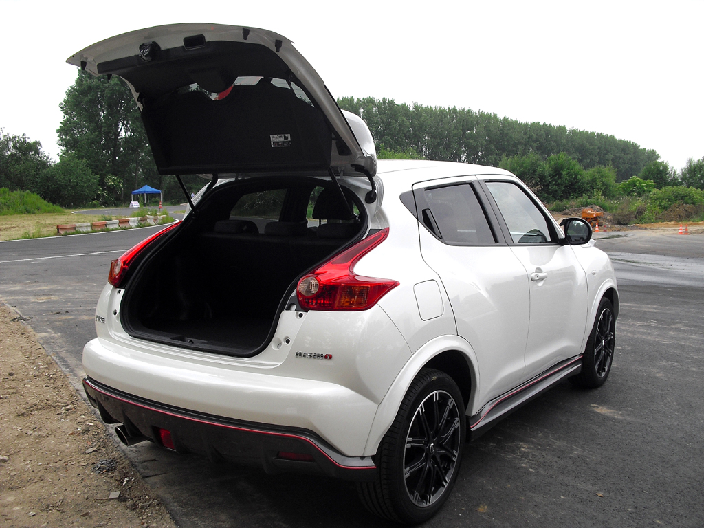 Nissan Juke Nismo: Das Gepäckabteil des Fünfsitzers fasst 550/506 bis 830/786 Liter. 