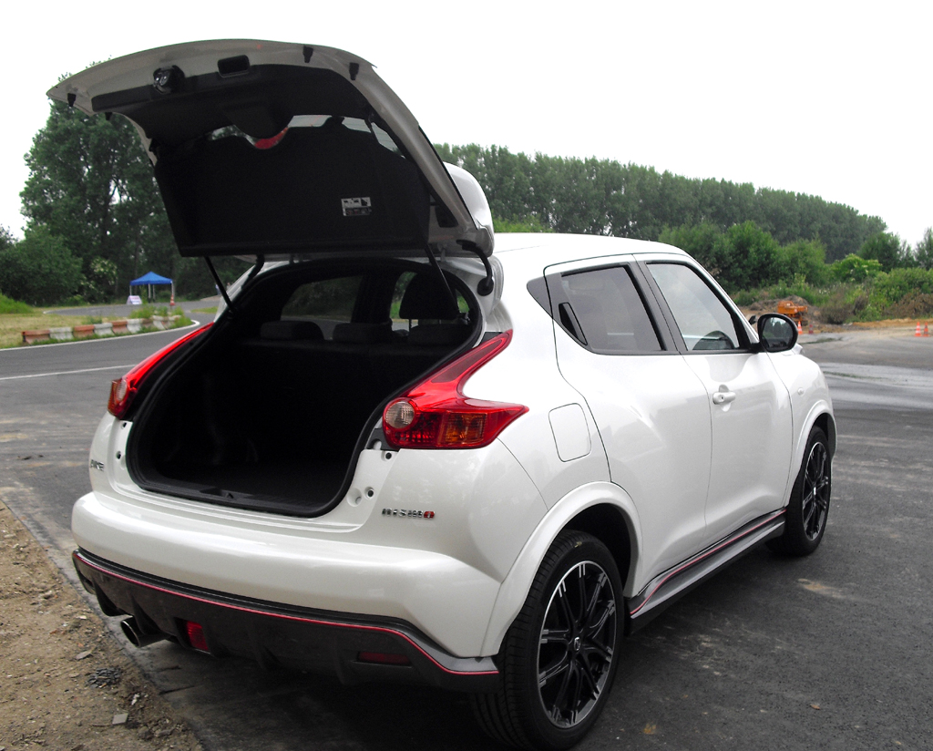 Nissan Juke Nismo: Das Gepäckabteil fasst 251 bis dachhoch 830 Liter. 
