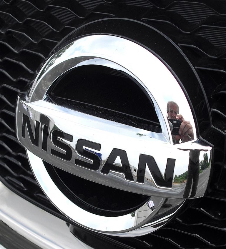 Nissan Juke Nismo: Das Markenlogo sitzt vorn im Kühlergrill. 