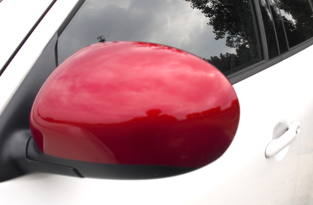 Nissan Juke Nismo: Die Kappen der Außenspiegel sind wie die Zierstreifen außen rot. 