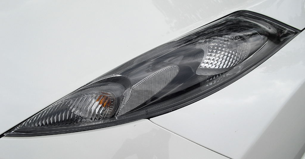 Nissan Juke Nismo: Langgestreckte Leuchteinheit vorn. 