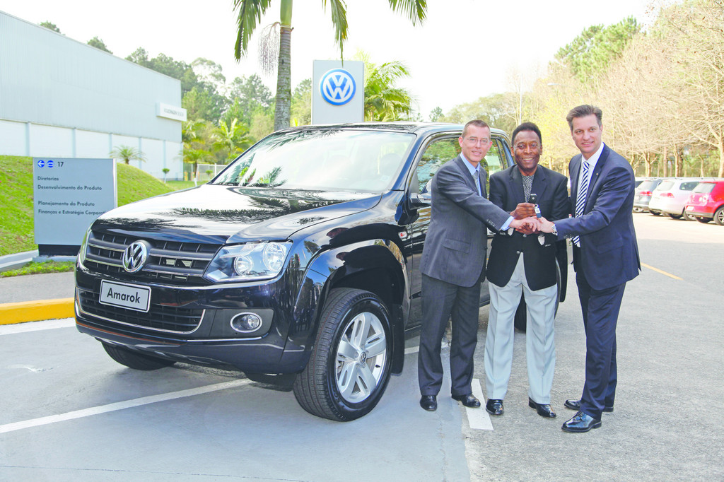 Pelé holt Amarok in Volkswagen-Werk Anchieta ab