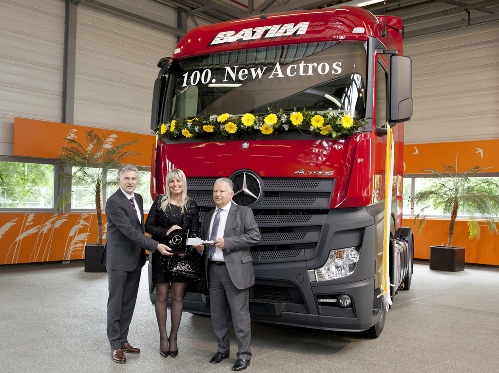 Polnische Spedition übernimmt 100sten Mercedes-Benz Actros