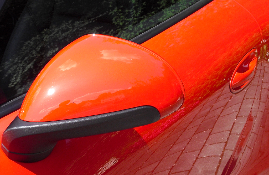 Porsche 911 Carrera 4: Blick auf den Außenspiegel auf der Fahrerseite.