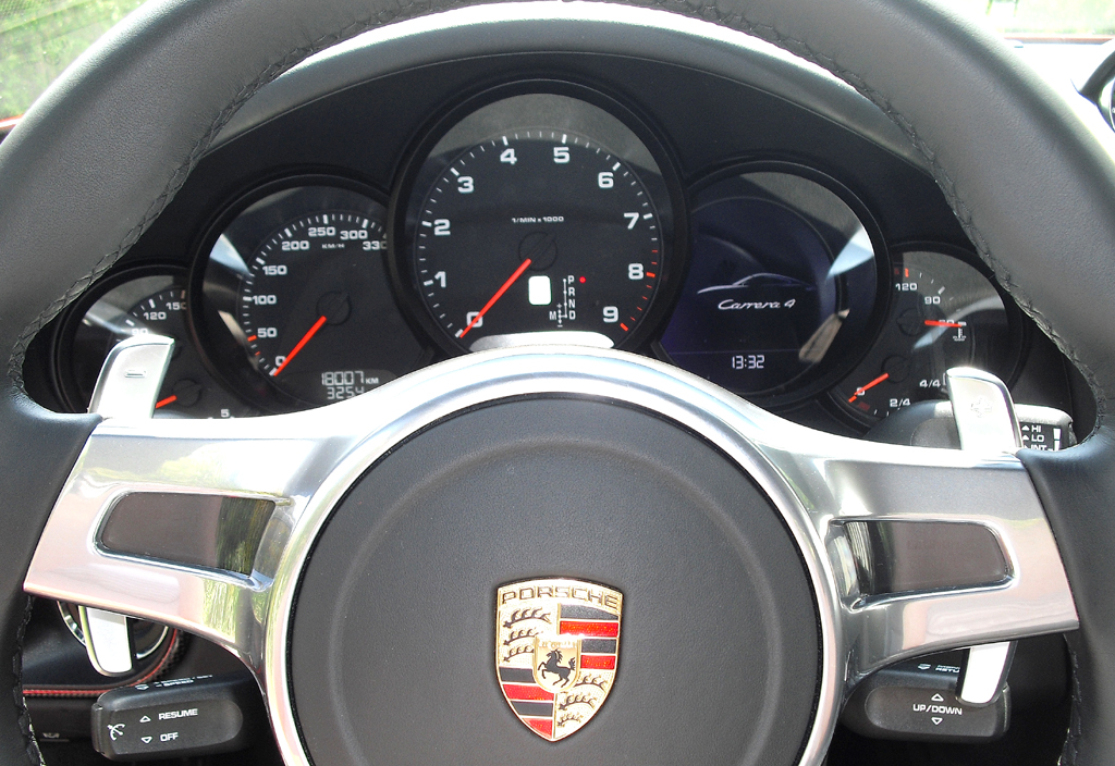 Porsche 911 Carrera 4: Blick durch den Lenkradkranz auf die Rundinstrumentierung.