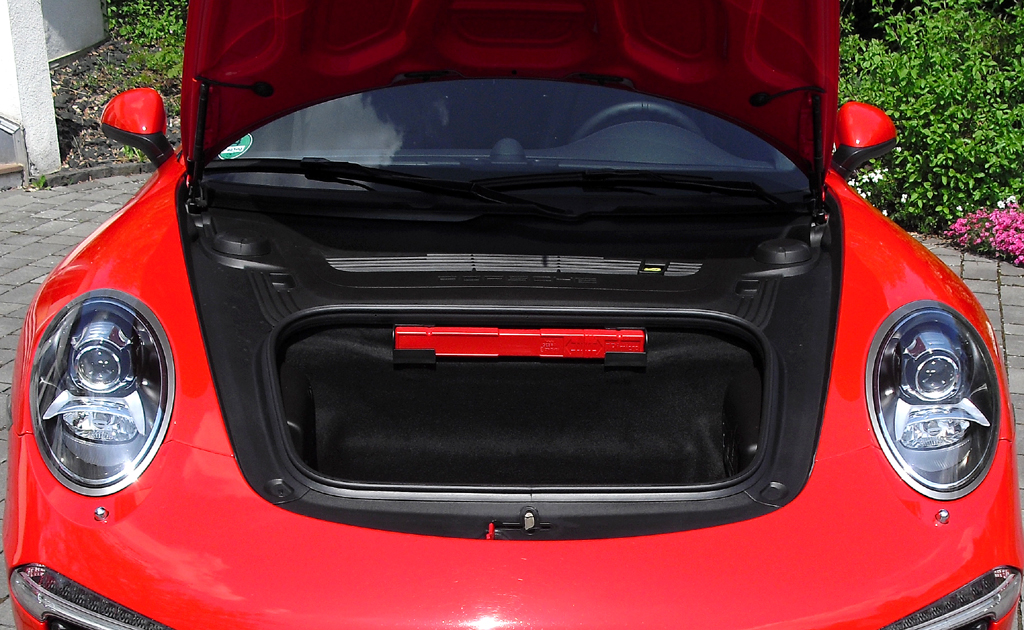 Porsche 911 Carrera 4: In den vorn befindlichen Kofferraum passen 125 Liter hinein.