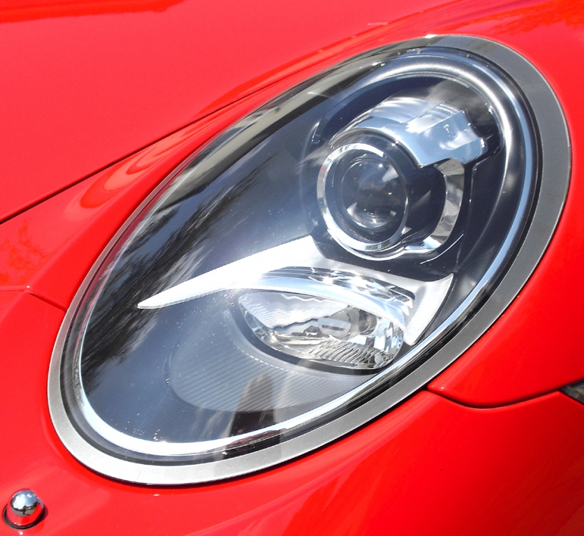 Porsche 911 Carrera 4: Moderne Leuchteinheit vorn.