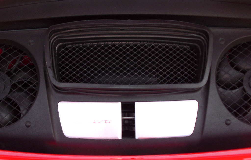 Porsche 911 Carrera 4: … unter der sich unter einer Abdeckung der Motor befindet.