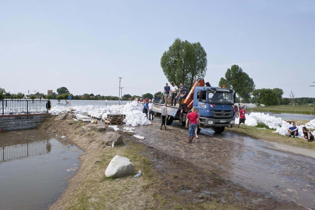 Privatleute setzten ihre Lkw ein, hier um Sandsäcke an den fast überlaufenden Elbdeich bei Lostau zu transportieren