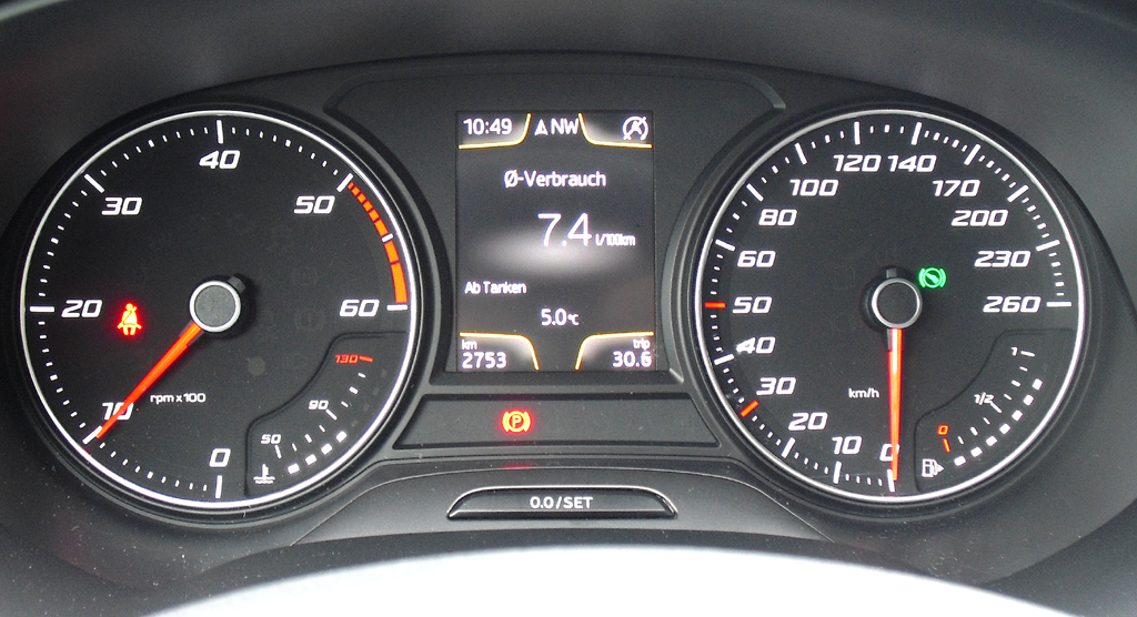 Seat León SC: Blick durch den Lenkradkranz auf die Rundinstrumentierung. 
