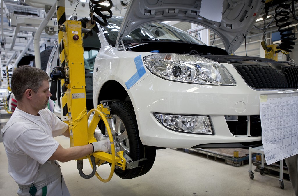 Skoda beugt mit ergonomischen Arbeitsplätzen vor