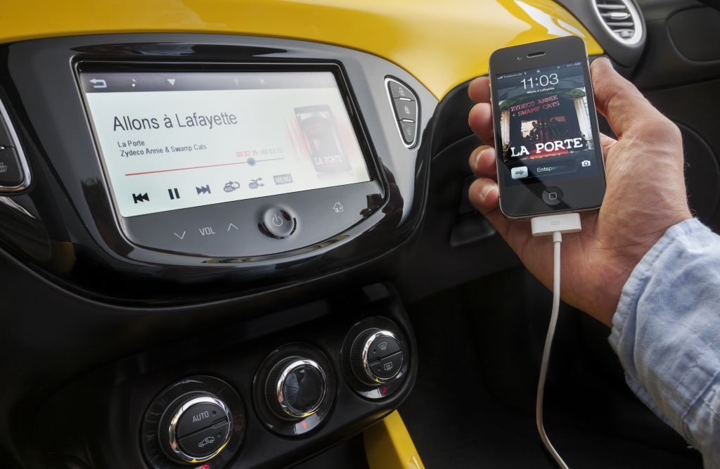 Smartphone-Integration im Auto – Erzähl mir einen Witz | © opel