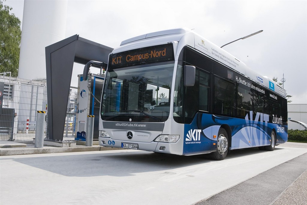 Studenten und Mitarbeiter fahren im Brennstoffzellen-Bus