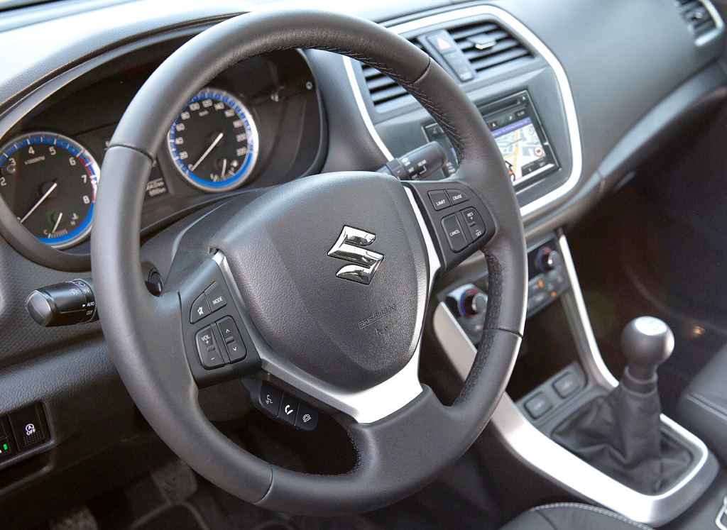 Suzuki SX4: Blick ins übersichtlich wirkende Cockpit. 