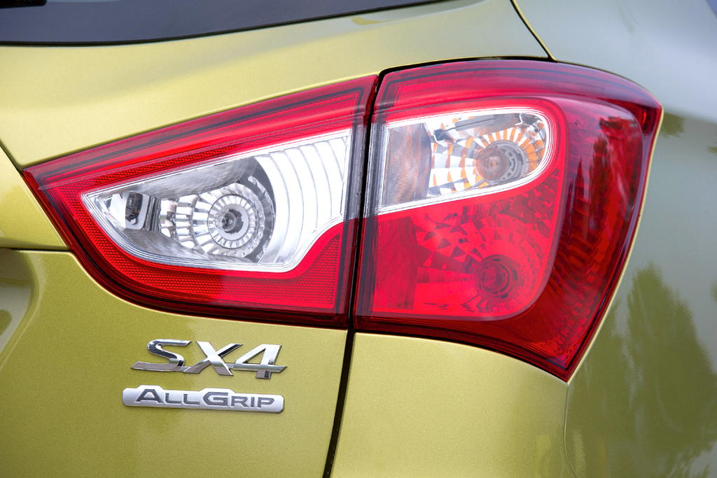 Suzuki SX4: Große Leuchteinheit hinten mit Modell- und Allradschriftzug. 