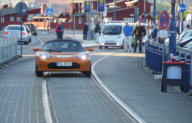 Team aus Bayern gewinnt im Tesla die E-Mobil-Rallye