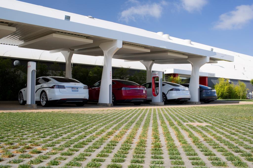 Tesla baut Netz von Ladestationen in den USA - Roadtrips jetzt auch elektrisch