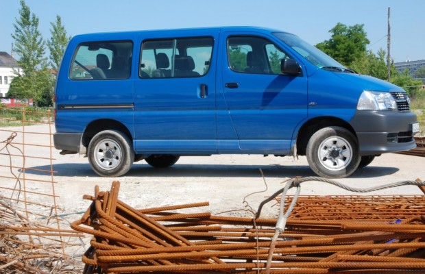 Test Toyota Hiace Kombi GL 2.5-l-D-4D 4x4: Zeitreise in japanischer Großraumlimousine