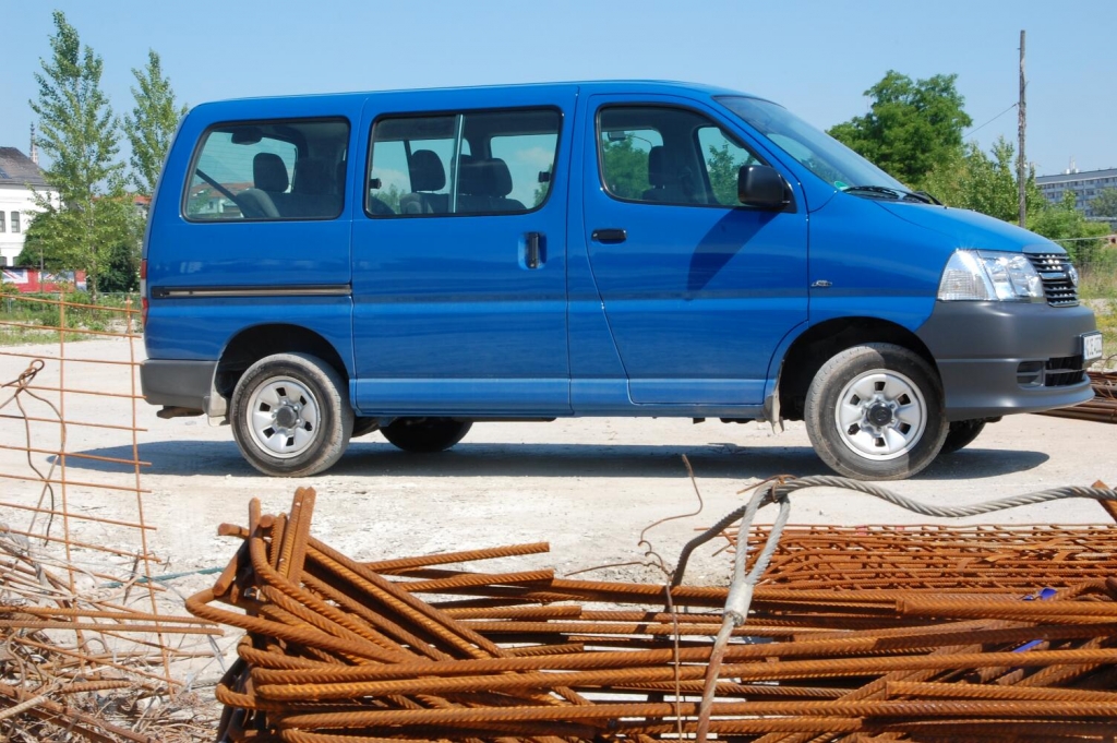 Test Toyota Hiace Kombi GL 2.5-l-D-4D 4x4: Zeitreise in japanischer Großraumlimousine
