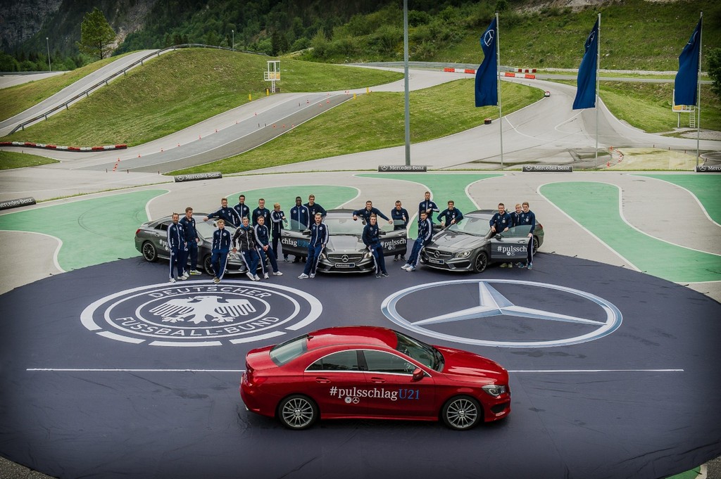 U21-Nationalmannschaft trainiert mit Mercedes-Benz