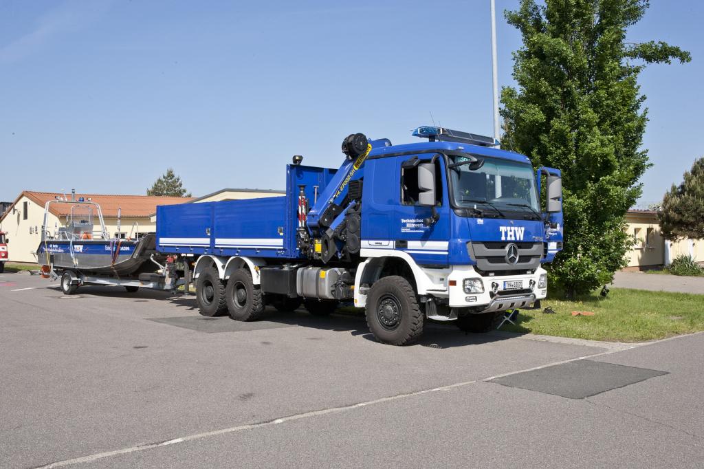 Um THW-Boote zur transportieren, die zur Überprüfung der Deiche genutzt wurden, stand ein Dreiachser mit Kran bereit