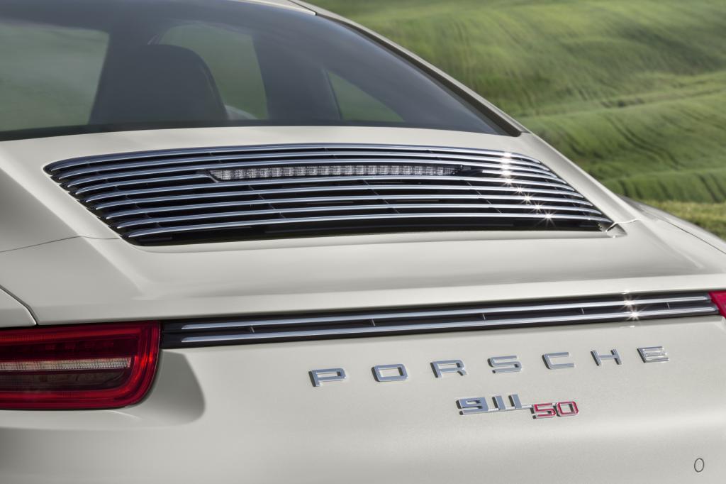 Unter anderem auf dem Heckdeckel weist der Schriftzug „911 50“ den Sportwagen als etwas Besonderes aus